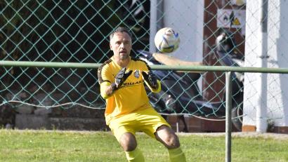 Bild: Hubert Ziegler
Stephan Pröls, Torhüter des FV Vilseck, geht auf die 50 zu. Und ist immer noch ein sicherer Rückhalt beim Kreisligisten.