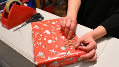 Bild: Elisa Schu/dpa
Geschenke ja - aber viele Menschen haben dafür weniger Geld zur Verfügung. (Symbolbild)