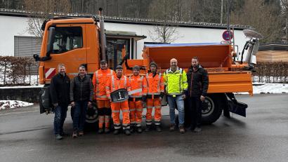 Bild: Marina Schuch
Bürgermeister Alwin Märkl, Thomas Birner Verkaufsberater Fa. Beutlhauser Hagelstadt, Team des gemeindlichen Bauhofes, Bauhofleiter Andreas Bodensteiner, rechts im Bild Daniel Wilhelm von MAN Trucks Nürnberg.