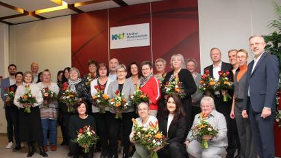 Bild: Friedrich Peterhans
KNO-Vorstand Michael Hoffmann (rechts), Pflegedirektion, Klinikdirektion und Personalleitung ehrten Frauen und Männer, die sich seit 45, 40 oder 25 Jahren für die Gesundheitsversorgung in Weiden und Umgebung einsetzen.