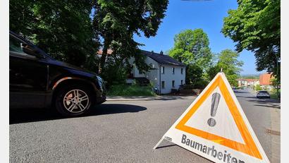 Bild: Pia Bayer/dpa
Ein solches Seil, dass 2023 im oberfränkischen Memmelsdorf gespannt wurde, soll nun auch in Nürnberg Eichhörnchen sicher über die Straße helfen. (Archivbild)