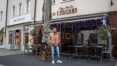 Bild: Noah Wegmüller-Kocher
Mario Bruner (38) empfindet die Summe der Vorgaben rund um den Pavillon-Schirm als kaum nachvollziehbar.