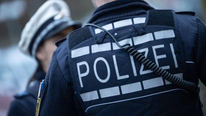 Symbolbild: Marijan Murat/dpa
In Marktredwitz wird eine 15-jährige beim Ladendiebstahl erwischt und reagiert aggressiv. Die Polizei greift ein.