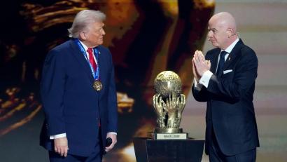 Bild: Chris Carlson/AP/dpa
US-Präsident Donald Trump wurde von FIFA-Präsident Gianni Infantino ausgiebig gewürdigt.