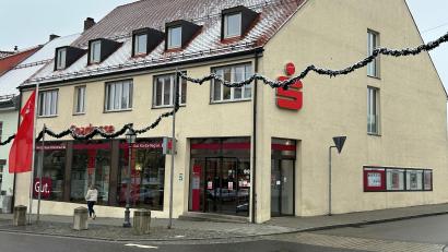 Bild: ck
Die Vereinigte Sparkassen Eschenbach Neustadt/WN und Vohenstrauß werden mit der Sparkasse Oberpfalz Nord fusionieren. Der Stadtrat Vohenstrauß hat dem Vereinigungsvertrag am Donnerstag zugestimmt.