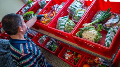 Bild: Jens Büttner/dpa
Vielen Tafeln fehlen immer noch dringend Helferinnen und Helfer. (Archivbild)