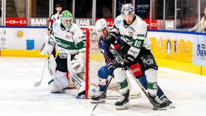 Bild: Elke Englmaier
Ein Allrounder für alle Fälle: Der diesmal als Stürmer aufgebotene Verteidiger Manuel Edfelder von den Blue Devils Weiden im Duell mit den Bietigheimern Tim Schüle (rechts) und Goalie Olafr Schmidt.