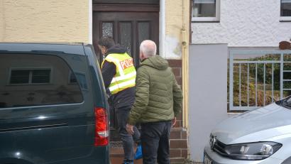 Archivbild: jr
Am Tatort in Waldsassen liefen am Donnerstag umfangreiche Maßnahmen zur Spurensicherung. Die Kripo Weiden hat die Ermittlungen übernommen. Das Motiv des mutmaßlichen Täters ist jedoch weiter unklar.