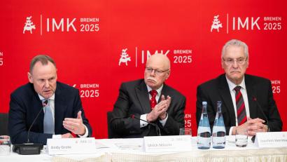 Bild: Sina Schuldt/dpa
Für den Gastgeber, Bremens langjährigen Innensenator Ulrich Mäurer (SPD), war es die letzte Innenministerkonferenz.