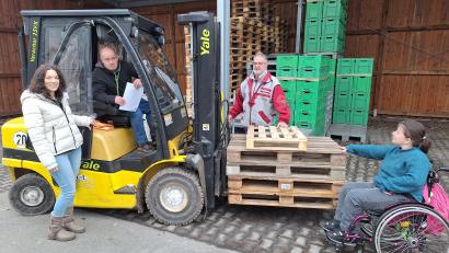 Bild: bl
Staplerfahrer Hans-Jürgen Busch arbeitet bei den Wernberger Werkstätten und übernimmt dort trotz seiner Beeinträchtigungen zusammen mit Oliver Richter (im Hintergrund) und Janina Schindler (rechts) als Werkstattrat Verantwortung. Als Vertrauensperson steht dem Gremium Judith Kraus (links) zur Seite.