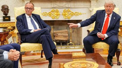 Bild: Michael Kappeler/dpa Pool/dpa
Sieht in europäischen Spitzenpolitikern wie Friedrich Merz offensichtlich eine indirekte Gefahr für amerikanische Interessen: US-Präsident Donald Trump. (Archivbild)