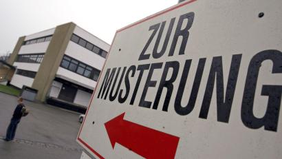 Bild: Karl-Josef Hildenbrand/dpa
Das Thema Musterung könnte bald wieder zum Leben junger Männer dazugehören. (Symbolfoto)