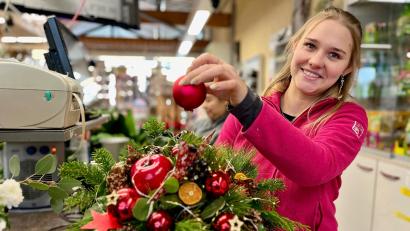 Bild: Gabi Schönberger
Floristin Josephine Wiesner bei der Gärtnerei Steinhilber in Neustadt/WN gestaltet einen Weihnachtsstrauß und dekoriert ihn mit roten Kugeln und einer kleinen Lichterkette.