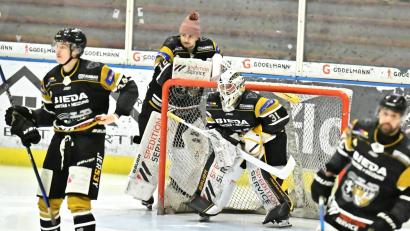 Bild: Hubert Ziegler
Auf die Torhüter des ERSC Amberg, David Kubik (Zweiter von links) und Lucas Di Berardo (Dritter von links) kommt am Sonntag Schwerstarbeit zu.