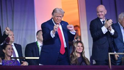 Bild: Mandel Ngan/POOL AFP/AP/dpa
Donald Trump tanzt auf der Tribüne bei der WM-Auslosung.