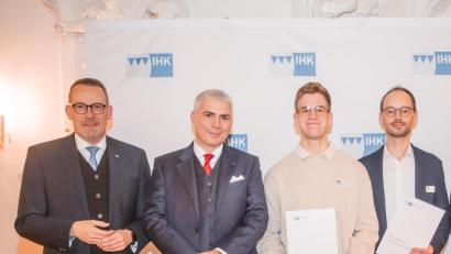 Bild: Dominik Ochs
Von links: IHK-Hauptgeschäftsführer Wolfram Brehm und IHK-Präsident Michael Waasner zeichneten Bastian Fehr als „Bayernbesten“ aus. Mit im Bild sind Sebastian Prechtl vom Ausbildungsbetrieb Scherdel Marktredwitz.