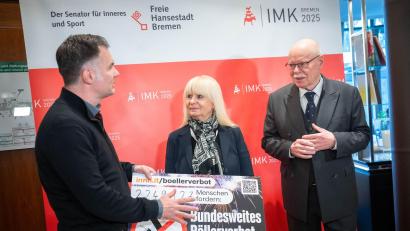 Bild: Sina Schuldt/dpa
Die Gewerkschaft der Polizei hat bei der Innenministerkonferenz eine Petition für ein Böllerverbot übergeben.