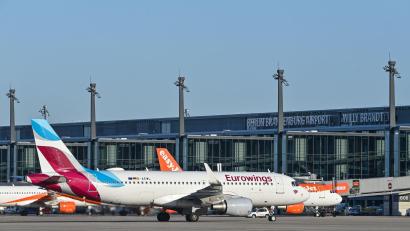 Bild: Patrick Pleul/dpa-Zentralbild/dpa
Eurowings-Maschine am Flughafen - einsteigen mit gutem Gewissen, weil man Klimaschutzprojekte unterstützt hat?