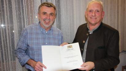Bild: kro
Gemeinderat Albert Bader (links) wurde von Bürgermeister Werner Prucker mit einer Dankurkunde, unterschrieben von Innenminister Joachim Herrmann, ausgezeichnet. Bader ist seit 20 Jahren Mitglied im Gemeinderat.