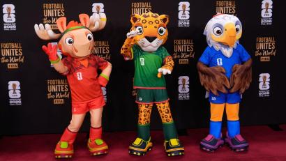 Bild: Julia Demaree Nikhinson/AP/dpa
WM-Maskottchen Maple, Zayu und Clutch freuen sich auf die Auslosung.