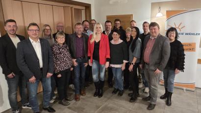 Bild: Schraml / Freie Wähler Kemnath
Die Kandidaten (von links): Florian Zetlmeisl, Michael Zapf, Cornelia Merkl, Gertraud Panzer, Frank Schultes, Hermann Schraml, Martin Sertl, Thomas Schöcklmann, Daniela Wild (Bürgermeisterkandidatin) Andreas Schiedlofsky, Elke Engl, Christian Zwack, Gaby Pinzer, Holger Märkl, Tamara Schraml, Philipp Lippert, Markus Lehner, Liane Preininger.