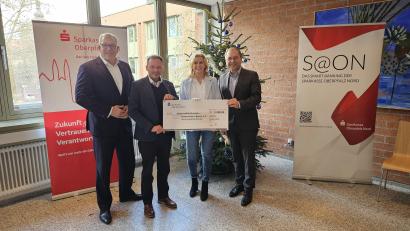 Bild: Pressestelle Stadt Weiden, Christina Liedl
Von links: Dr. Jens Michael Heine, Oberbürgermeister Jens Meyer, Andrea Lang und Hans-Jörg Schön bei der Spendenübergabe.