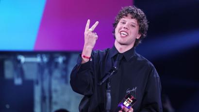 Bild: Friso Gentsch/dpa
Er glaubt es selbst kaum: Sänger Zartmann hat gleich zwei Kronen gewonnen.