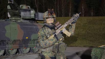 Bild: jut
Der Oberviechtacher Hauptfeldwebel Alex präsentiert das G95, das neue Standard-Sturmgewehr der Bundeswehr. Das Panzergrenadierbataillon 122 aus Oberviechtach hat die Waffe nun als Erstes im Heer erhalten.