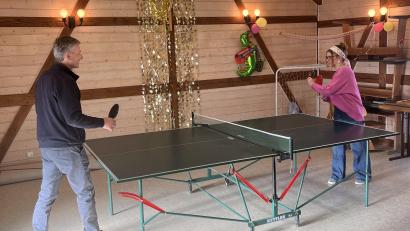Bild: Verena Baumer
Bürgermeister Albert Geitner und Jugendpflegerin Leonie Böhnke beim Tischtennisspielen im Jugendhaus im alten Bahnhof in Ursensollen.