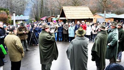 Bild: gf
Dicht drängen sich die Besucher des Forstlichen Weihnachtsmarktes, als die Amberger Jagdhornbläser mit Jagdsignalen den Weihnachtsbasar eröffnen.