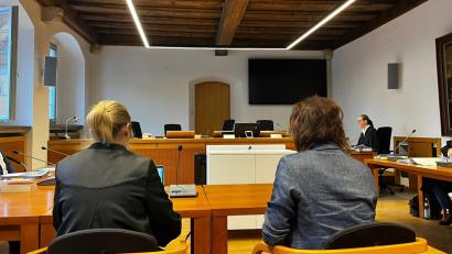 Bild: Mutiara Sudarma
Im Sitzungssaal 1 des Verwaltungsgerichts in Regensburg fand Anfang der Woche die Hauptverhandlung um einen Bolzplatz in der Gemeinde Steinberg am See statt.