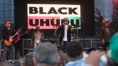 Bild: Wolfgang Steinbacher
Es war ein überragender, wenn auch ein bisschen feuchter Abschluss von Sommer in der Stadt am Sonntagabend: Black Uhuru aus Jamaica gaben. Auch Derrick "Duckie" Simpson (rechts) zeigt sich mit seinen 74 Jahren noch in bester Form.