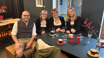 Bild: Steffi Daubenmerkl
Von links: Philipp Bauriedl von Bocklblech, das Gesangstrio TriAngel mit Doris Völkl, Andrea Götz und Steffi Daubenmerkl.