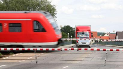 Archivbild: Gerhard Götz
Alles wie gehabt am Bahnübergang Nabburg für die nächsten Jahren. Die Schranken müssen weiterhin ihren Dienst tun. In Sachen Tunnel ist erst einmal Berlin am Zug.