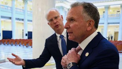 Bild: Vyacheslav Prokofyev/Pool Sputnik Kremlin/AP/dpa
Den US-Sondergesandten Steve Witkoff hat Kirill Dmitrijew hofiert, für den Bundeskanzler Merz hat er nur Spott übrig. (Archivbild)