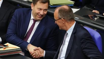 Bild: Kay Nietfeld/dpa
Es ist noch einmal gut gegangen: Klingbeil und Merz atmen auf.