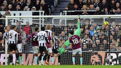 Bild: Steve Welsh/PA Wire/dpa
Newcastle ging durch eine direkt verwandelte Ecke von Bruno Guimaraes in Führung.