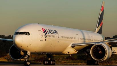 Bild: Fepesil/TheNEWS2 via ZUMA Wire/dpa
Verletzt wurde bei dem Vorfall niemand, teilte die Fluggesellschaft LATAM mit. (Archivbild)