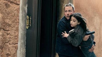 Bild: Alfie Samba/ARD Degeto Film/Lailaps Films/dpa
Max Riemelt (Angelo/Gabriel Wendt) und Ettore Rossetto (Rolle Luca) in einer Szene aus „Spurlos in Venedig“.