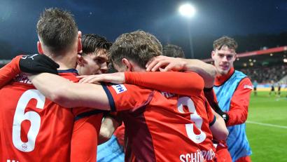 Bild: Jan-Philipp Strobel/dpa
Heidenheim feiert einen wichtigen Heimsieg.