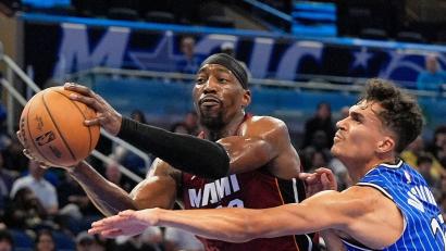 Bild: John Raoux/AP/dpa
Die Magic um Tristan da Silva (r) feiern einen knappen Sieg.