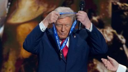 Bild: Chris Carlson/AP/dpa
US-Präsident Trump hängt sich die FIFA-Medaille selber um.