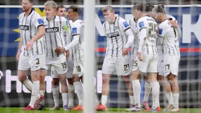 Bild: Bernd Thissen/dpa
Durften in Paderborn jubeln: Die Profis der SV Elversberg.