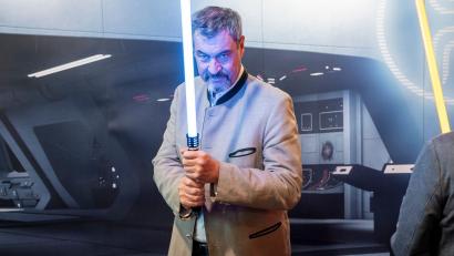 Bild: Daniel Vogl/dpa
Wohl keine Waffe für den politischen Nahkampf: Markus Söder hält ein Lichtschwert. (Archivbild)