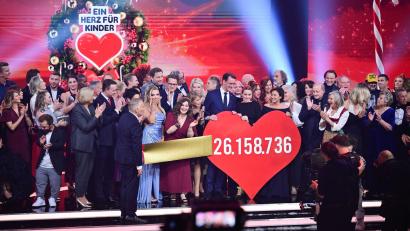 Bild: Sebastian Christoph Gollnow/dpa
Die Spendensumme der Spenden-Gala "Ein Herz für Kinder“ am Ende der Sendung wird präsentiert.