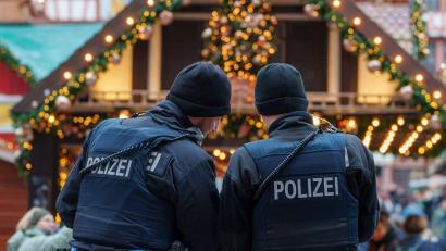 Bild: Andreas Arnold/dpa
Einsatz auf dem Weihnachtsmarkt: Wegen des randalierenden Mannes rückt die Polizei aus. (Symbolbild)