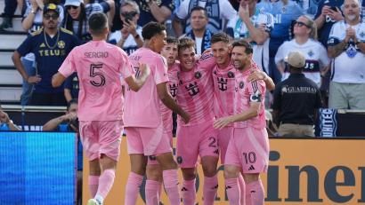 Bild: Rebecca Blackwell/AP/dpa
Miami jubelt über das 1:0 - ein Eigentor von Vancouver-Profi Ocampo.