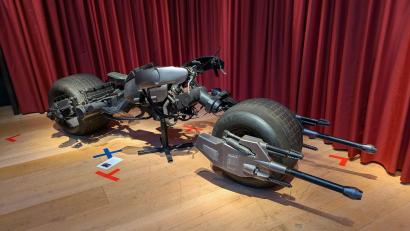 Bild: Philip Dethlefs/dpa
Das ikonische Motorrad von Superheld Batman aus den Filmen "The Dark Knight" und "The Dark Knight Rises".