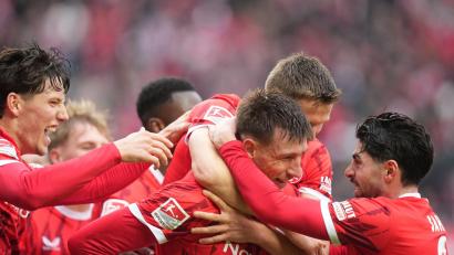 Bild: Thomas Frey/dpa
Jubel beim FCK: Mit einem Sieg gegen Dresden halten die Pfälzer Kontakt zur Tabellenspitze.