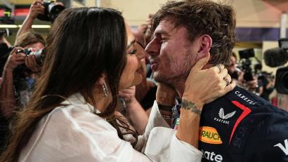 Bild: Fatima Shbair/AP/dpa
Die Belohnung für die Pole Position bekommt Max Verstappen von Freundin Kelly Piquet.